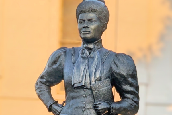 Statue of Ida B. Wells-Barnett holding a tablet that says "Speech."